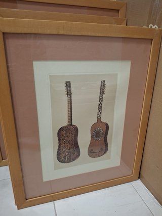 Láminas de instrumentos antiguos enmarcadas