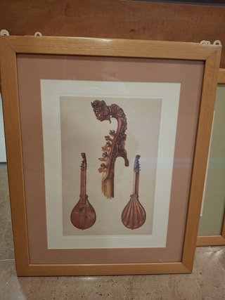 Láminas de instrumentos antiguos enmarcadas
