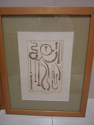 Láminas de instrumentos antiguos enmarcadas