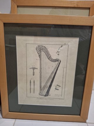Láminas de instrumentos antiguos enmarcadas