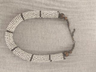 Collar de cuentas blanco y marrón