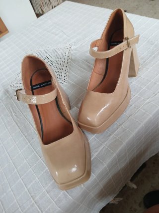 Zapatos charol piel beige T.37 Angel Alarcón