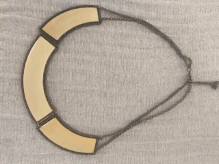 Collar Beige y Dorado