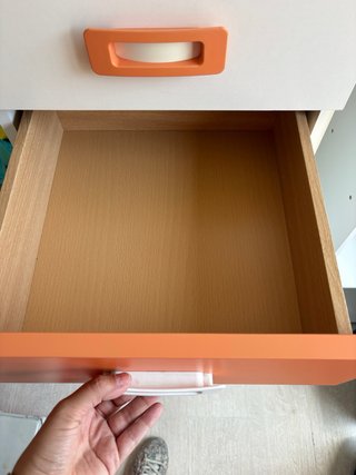 Cajonera de madera blanca y naranja