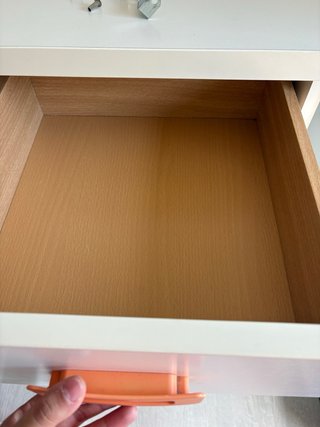 Cajonera de madera blanca y naranja
