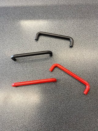 Maniglie per mobili nere o rosse