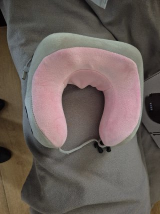 Masajeador de cuello gris y rosa. Inalámbrico