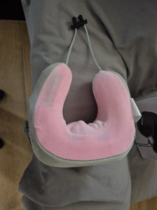 Masajeador de cuello gris y rosa. Inalámbrico