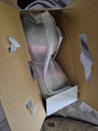 Masajeador de cuello gris y rosa. Inalámbrico