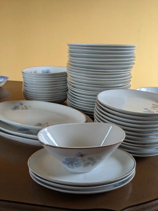 Vajilla de porcelana con flores azules