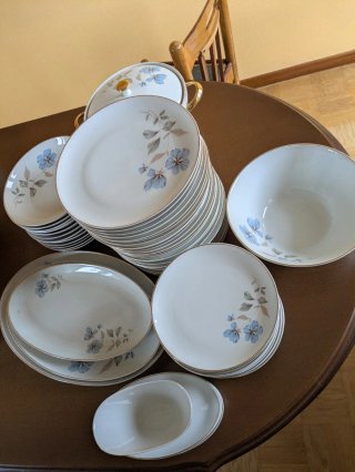 Vajilla de porcelana con flores azules