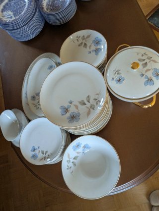 Vajilla de porcelana con flores azules