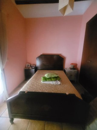 Mesitas de noche y estructura de cama