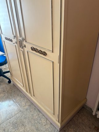 Armario antiguo con cabecero, mesilla y tocador