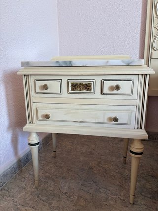 Armario antiguo con cabecero, mesilla y tocador