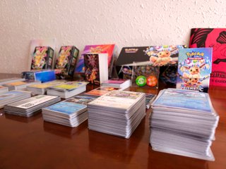 Pack Pokémon TCG Cartas + Accesorios