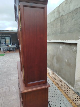 Mueble de madera con vitrina
