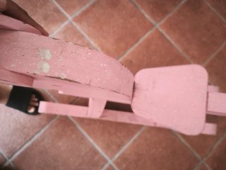 Caballito de madera rosa