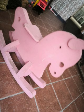 Caballito de madera rosa