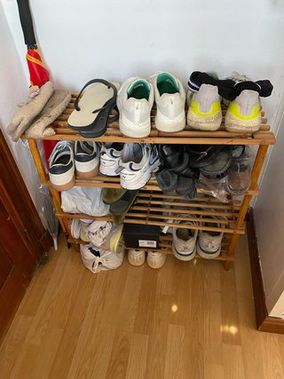 Zapatero de madera y goma