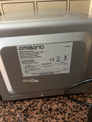 Microondas negro con puerta abierta