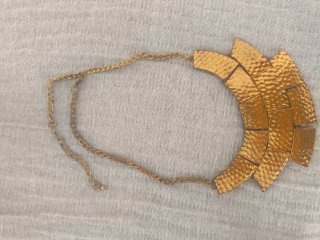 Colgante dorado estilo abanico