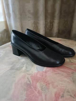 Zapatos de piel negros tacón, poco uso.
