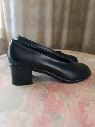 Zapatos de piel negros tacón, poco uso.