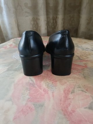 Zapatos de piel negros tacón, poco uso.