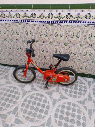 Bicicleta infantil roja