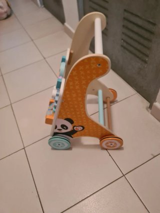 Andador de madera para bebé