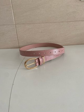 Cinturón rosa con hebilla dorada