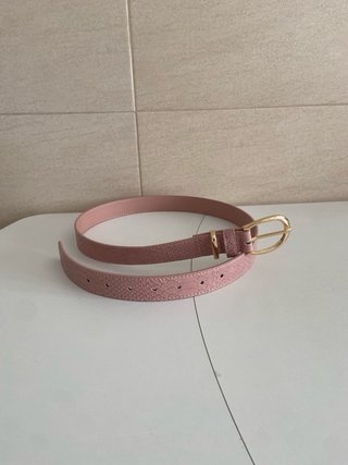 Cinturón rosa con hebilla dorada