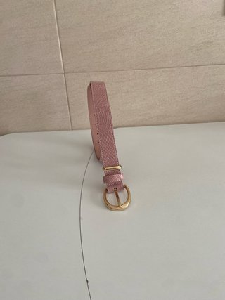 Cinturón rosa con hebilla dorada