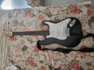 Guitarra Fender Squier Strat Negra