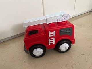 Camión de bomberos de juguete rojo