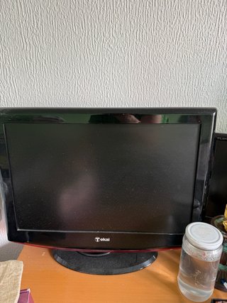 Televisor Tokai Negro y Rojo