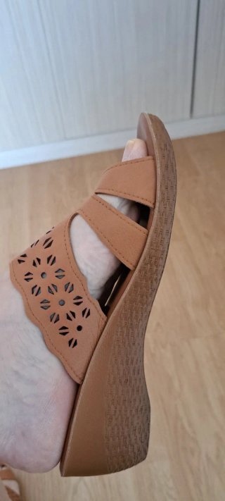 Sandalias cómodas marrones