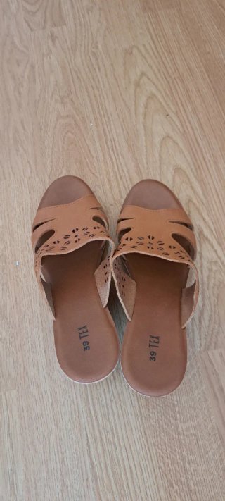 Sandalias cómodas marrones