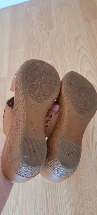 Sandalias cómodas marrones