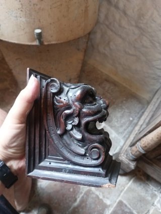 Coppia di mensole antiche intagliate per libri