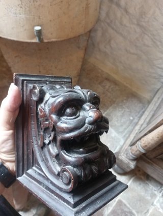 Coppia di mensole antiche intagliate per libri