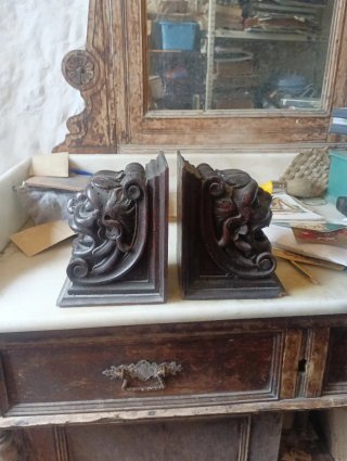 Coppia di mensole antiche intagliate per libri