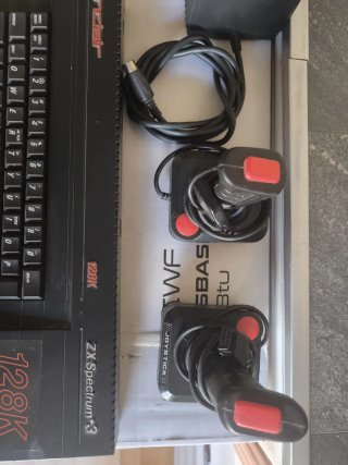 Sinclair ZX Spectrum+3 128K con Joysticks