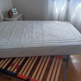 Habitación: cabecero, mesitas, somier y colchón
