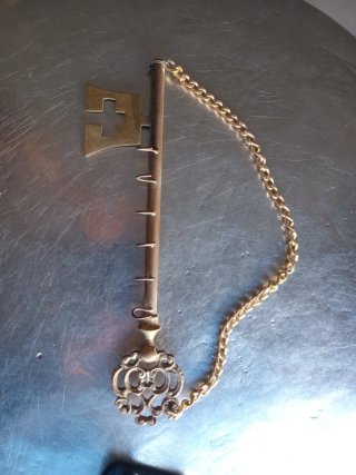 Llave antigua decorativa con cadena