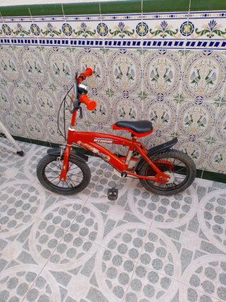 Bicicleta infantil roja