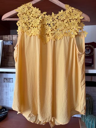 Camisa Purificación García Amarilla.. talla pequeñ