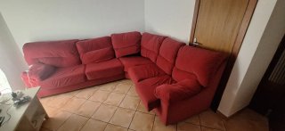 Sofá modular rojo de tela.escucho ofertas