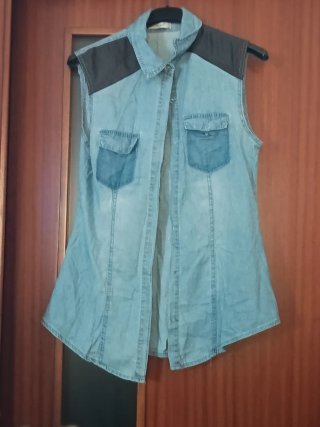 Camisa vaquera sin mangas azul y gris